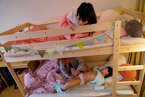 Ông chú đồi bại đến nhà chơi nữa đêm mò vào phòng 2 cô cháu gái video